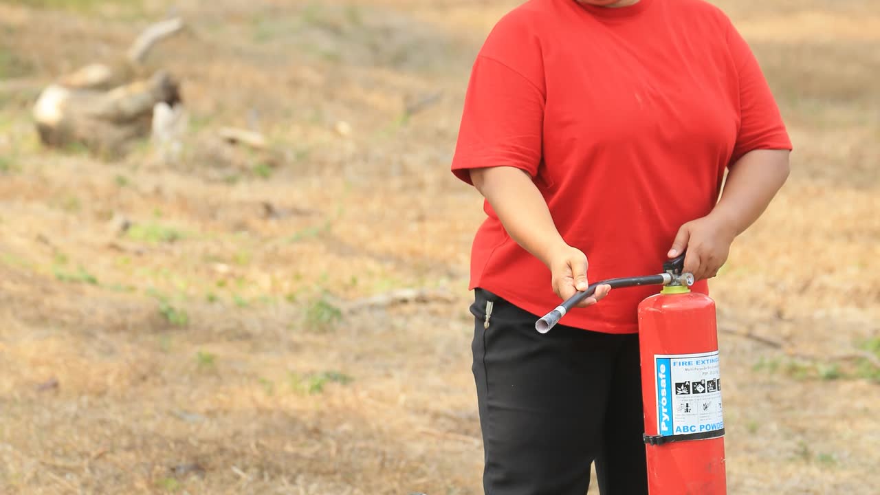Persona con un estintore in mano durante una prova