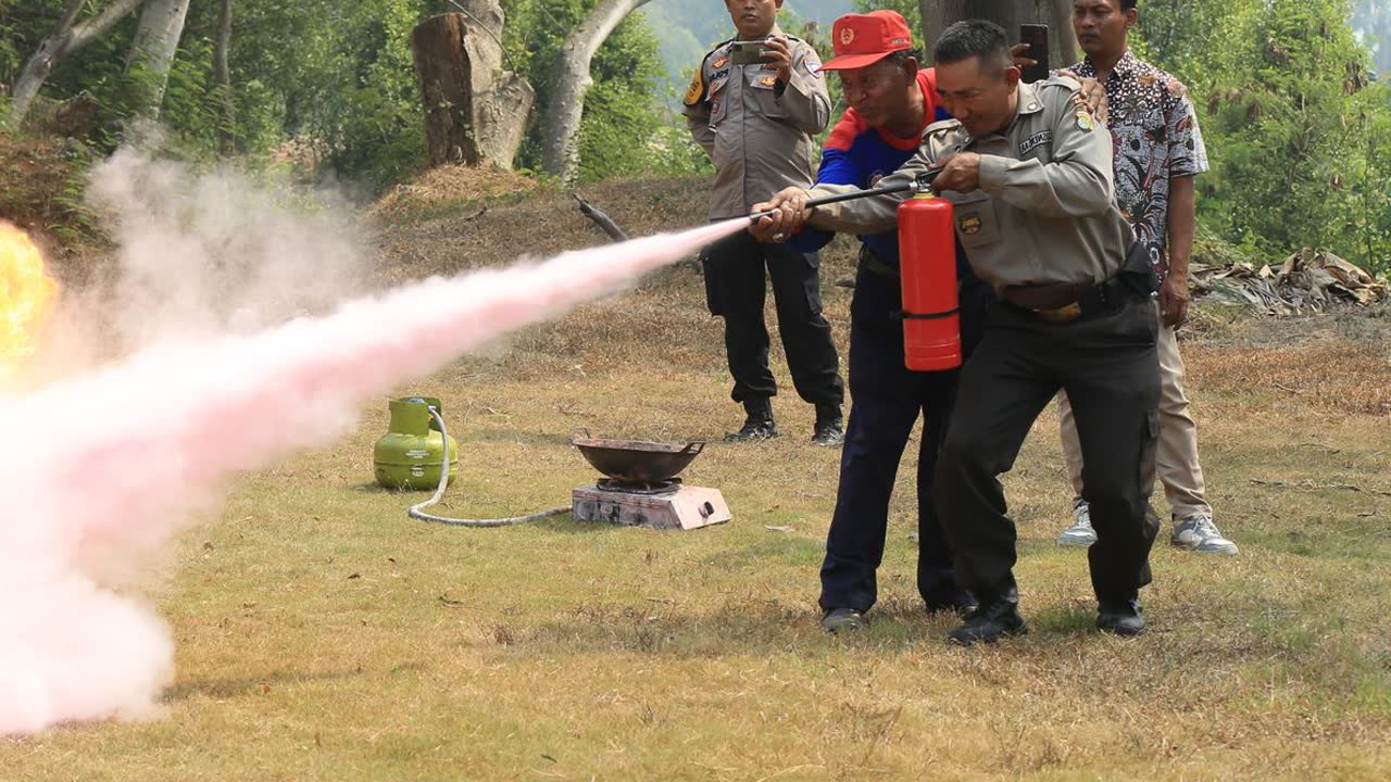 Squadra che spegne un principio d'incendio durante un'esercitazione