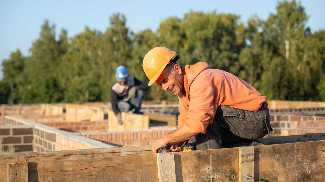 Muratore con elmetto al lavoro in cantiere