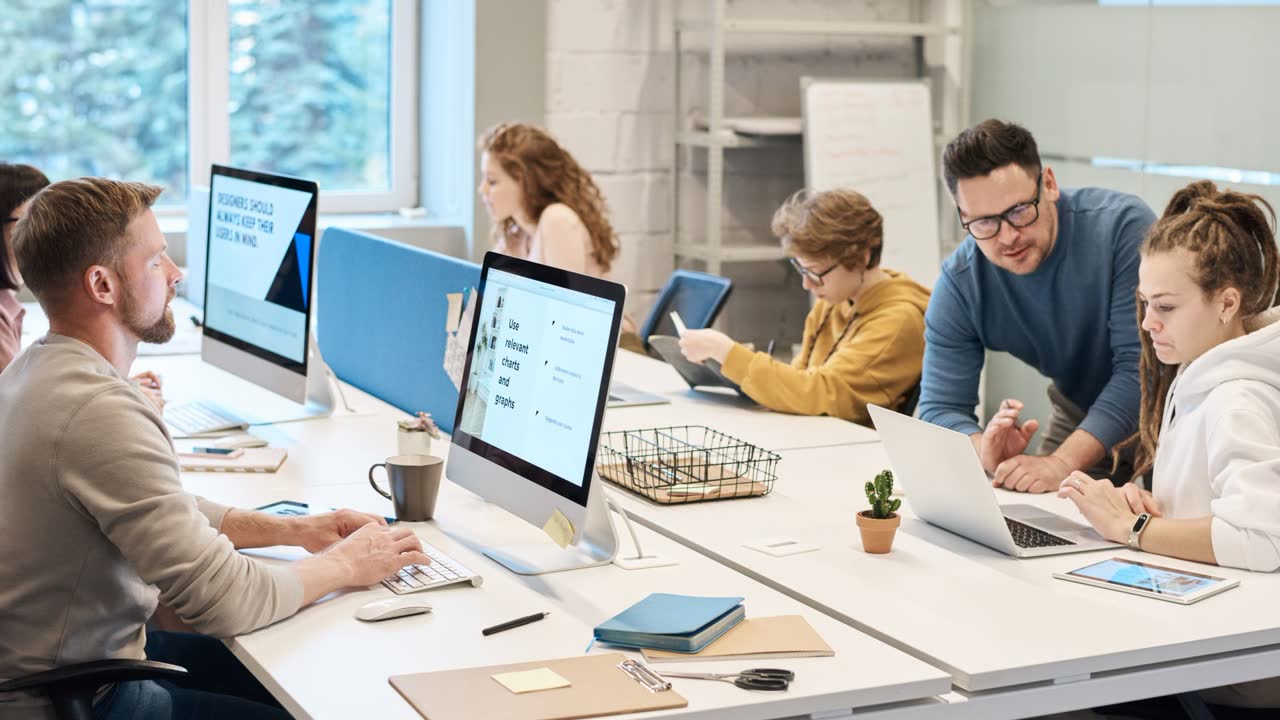 Impiegati al computer in un ufficio