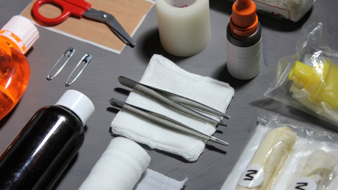Materiale di primo soccorso: garze, forbici e disinfettante