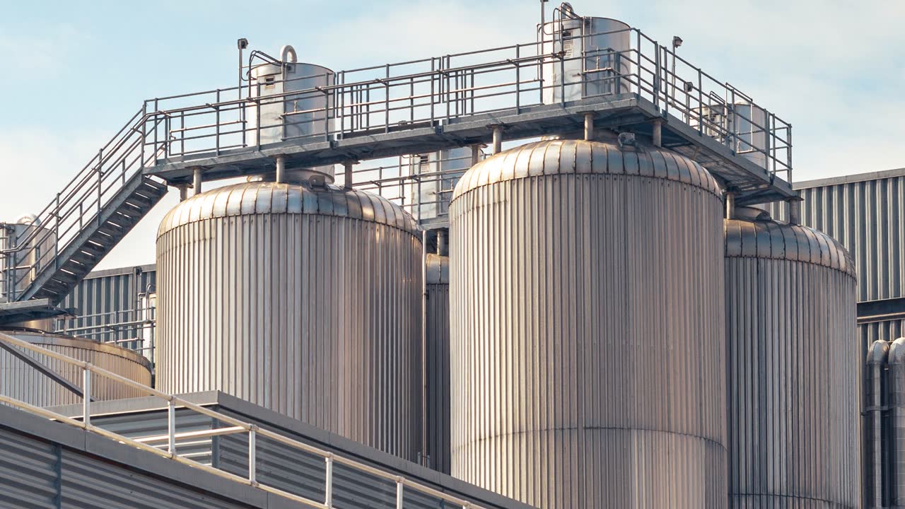 Serbatoi industriali in un impianto