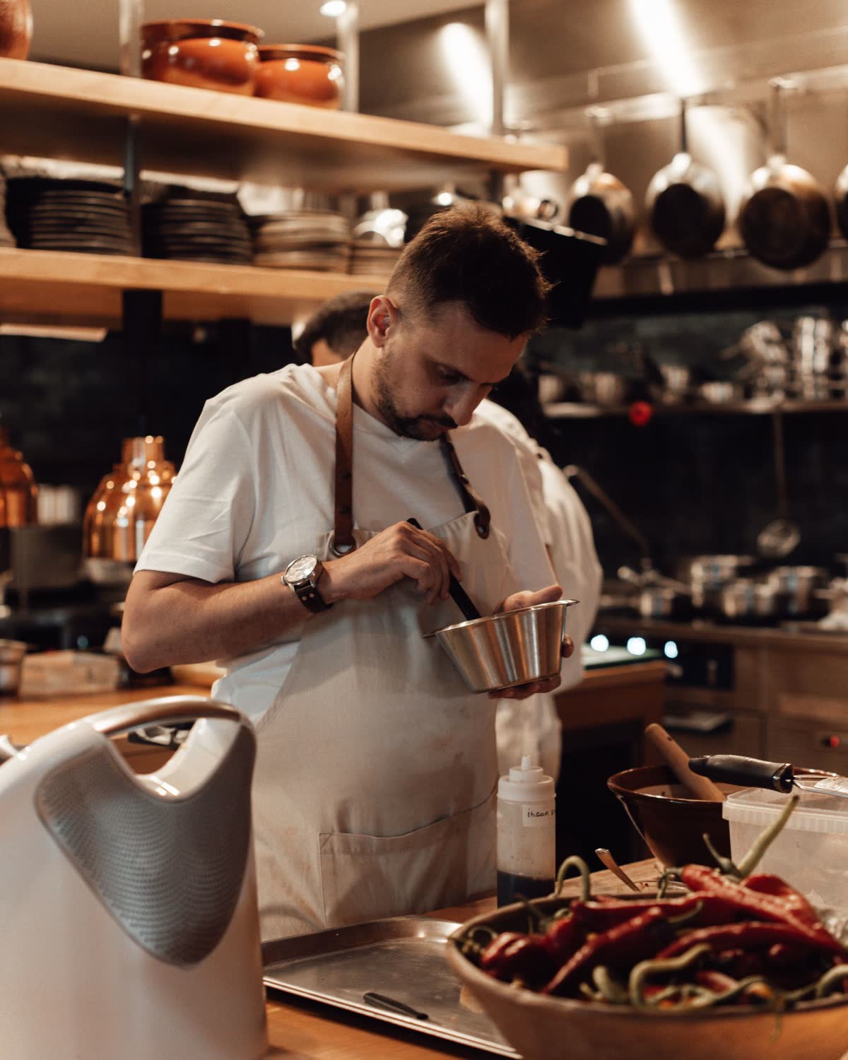 Cuoco al lavoro in una cucina professionale