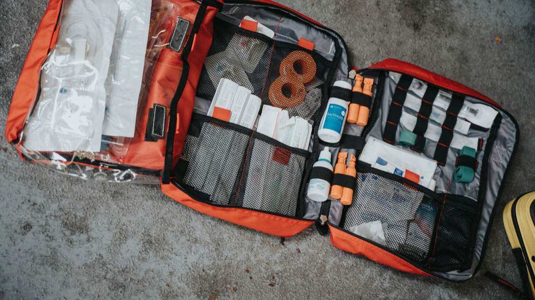 Materiale di primo soccorso in una borsa aperta